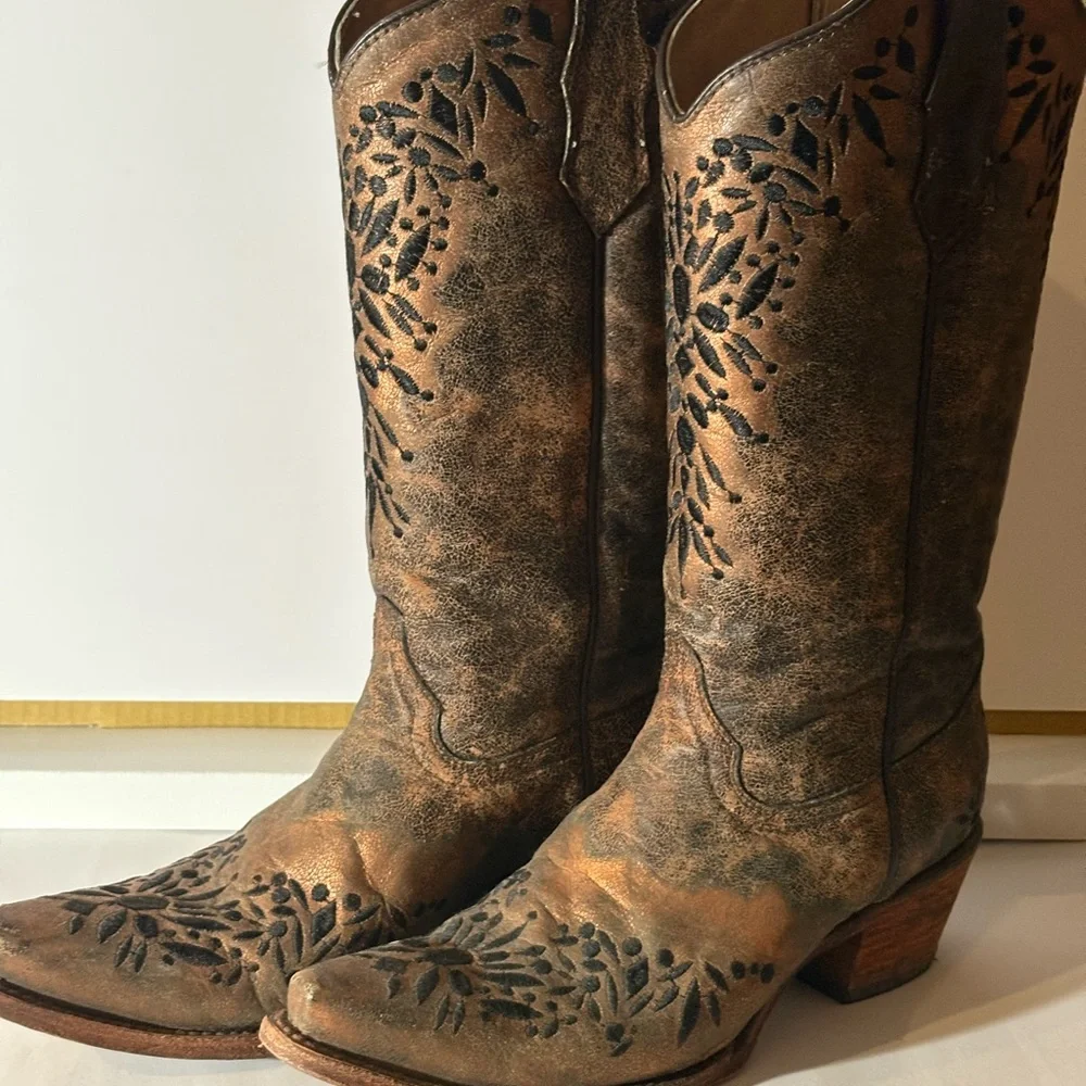 Circle G Western Cowboy Boots with Black Floral Design - Picture 5 of 5